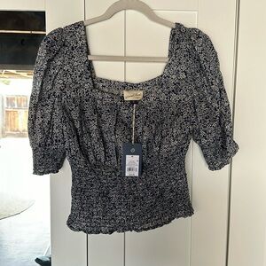 NWT Universal Thread blue and white florall puff sleeve blouse - M